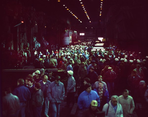 Du-Rheinhausen. Steelworkers of the Krupp steelworks fight for their jobs in 1987 and occupied the Rhine bridge