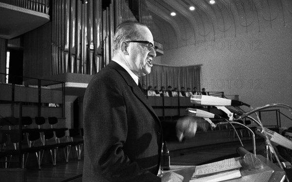 The SPD politician Herbert Wehner gave a speech in a church in the Ruhr area