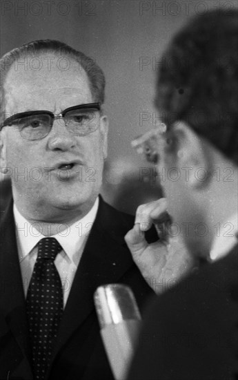 The Election Night 1969 on 28. 9. 1969 in Bonn . Journalists besiege SPD politician Herbert Wehner