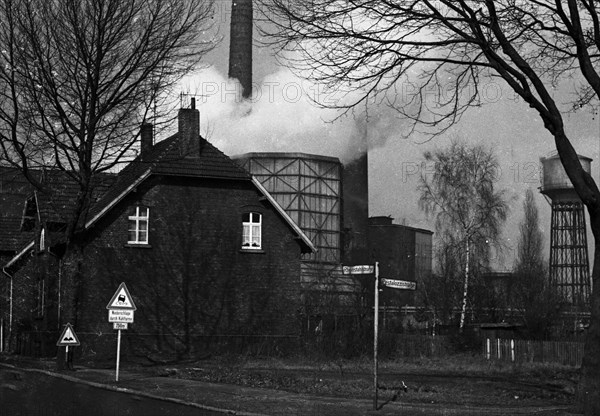 Despite the rather dilapidated condition of the colliery housing estate - here on 26 February 1973 in Bottrop - the RAG company was planning rent increases for its tenants