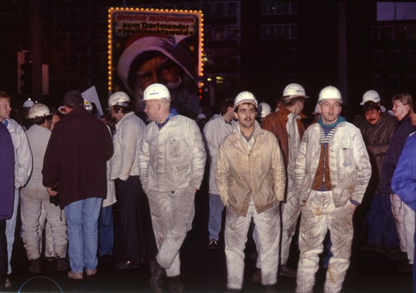 In the pre-Christmas period with its demands to the employers with the reduction of working time. here on 28. 11. 1990 at Hoesch AG Westfalenhuette