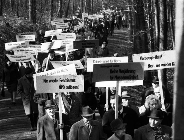 Good Friday 1945 the forest in Rombergpark was a place of crime. The commemoration of the Nazi crimes here on 23. 3. 1967 in Dortmund Bittermark a demonstration against neo-Nazism