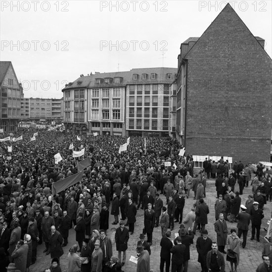 The Congress Emergency of Democracy was a first significant manifestation of trade unions and other democratic forces against the emergency laws on 30. 10. 1966 at the Roemer in Frankfurt/M