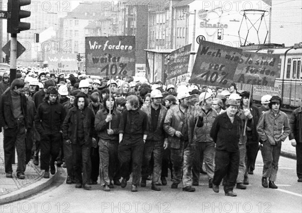 About 4000 steelworkers of Hoesch AG Westfalenhuette demonstrated on 14 January 1972