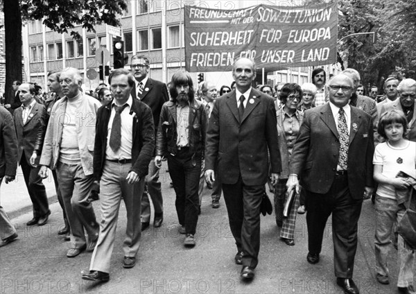 The visit of the Soviet head of state and party Leonid Brezhnev to Bonn from 18-22 May 1973 was a step towards easing tensions in the East-West relationship by Willy Brandt. Demo of friends and opponents of the visit. DKP demo pro Brezhnev