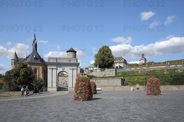 Koenig-Konrad-Platz with Landtor town tower and town church