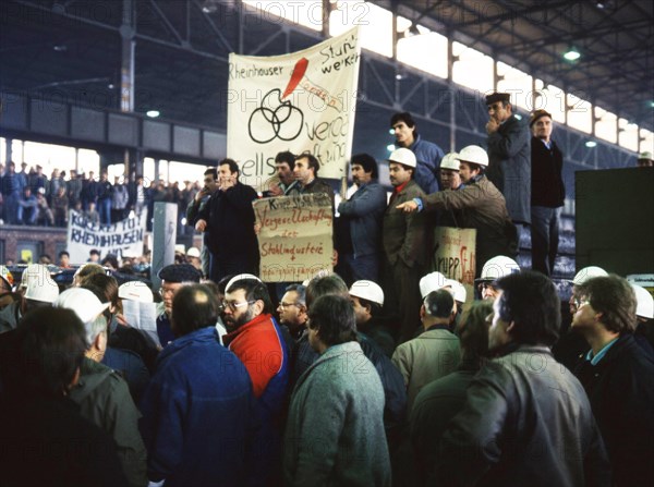 Du-Rheinhausen. Steelworkers of the Krupp steelworks fight for their jobs in 1987 and occupied the Rhine bridge