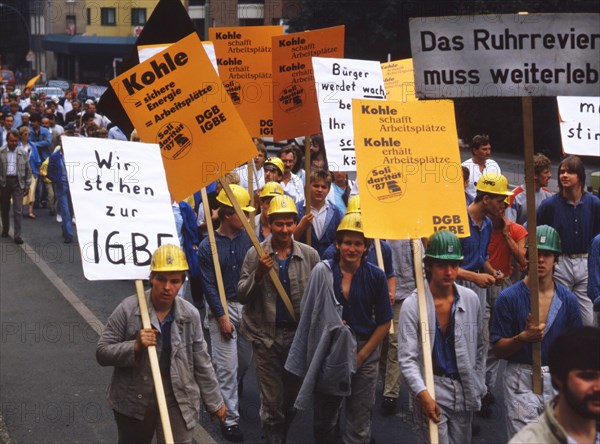 Here in Recklinghausen 10. 8. Herten 12. Gelsenkirchen 24. and Luenen 24. 10. of the year 1987 were unsuccessful. Sometimes the faces of the miners speak for themselves. Ruhr area. The Dwemonstzrationen of the IGBE for the preservation of jobs in the mining industry