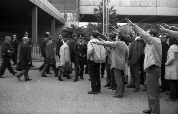 Photos and events from the Ruhr area in the years 1965 to 1971. Election campaign. Anti-NPD with ironic Hitler salute