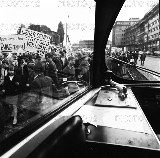 Students of all school types and ages in the Ruhr area in the years 1965 to 1971 jointly oppose price increases in local transport in the Ruhr cities