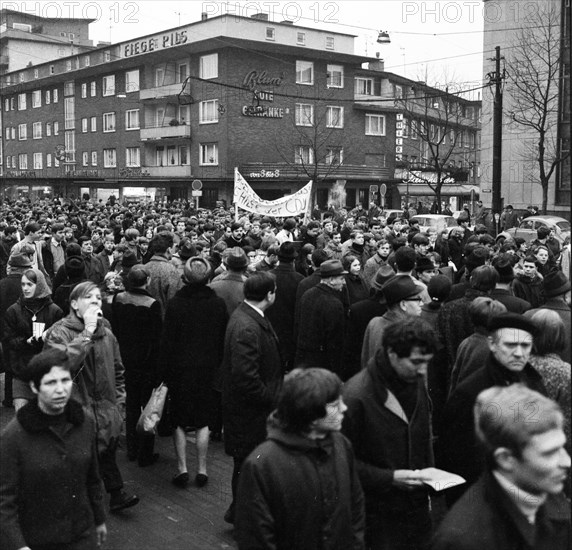 Students of all school types and ages in the Ruhr area in the years 1965 to 1971 jointly oppose price increases in local transport in the Ruhr cities