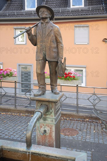 Sculpture standing collar vintner