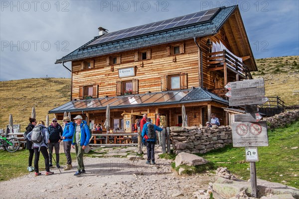 Hikers in front of the Rasciesa Hut on the Rasciesa Alp