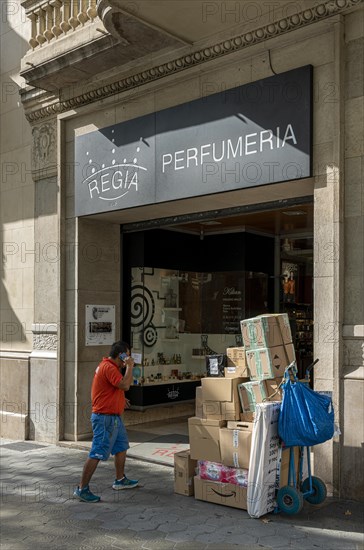 Parcel delivery on the boulevard Passeig de Gracia