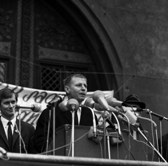 The Congress Emergency of Democracy was a first significant manifestation of the trade unions and other democratic forces against the emergency laws on 30 October 1966 at the Roemer in Frankfurt/Main. Hans-Magnus Enzensberger at the lectern