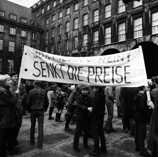 Students of all school types and ages in the Ruhr area in the years 1965 to 1971 jointly oppose price increases in local transport in the Ruhr cities