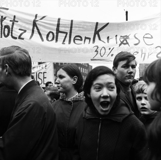 Students of all school types and ages in the Ruhr area in the years 1965 to 1971 jointly oppose price increases in local transport in the Ruhr cities