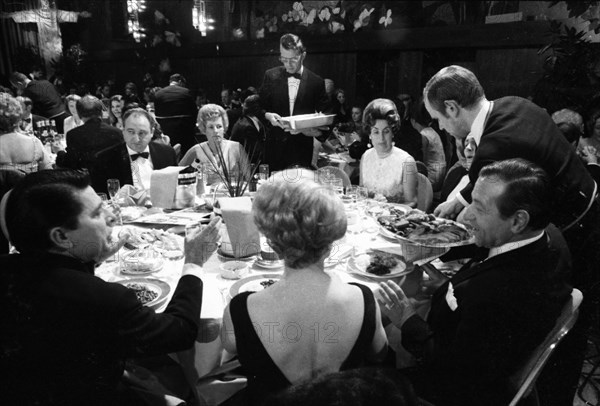 Banquet and ball at the Duesseldorf Hilton Hotel in 1966 accompanied by protest with reference to misery and terror in Brazil