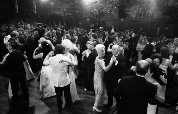 Banquet and ball at the Duesseldorf Hilton Hotel in 1966 accompanied by protest with reference to misery and terror in Brazil