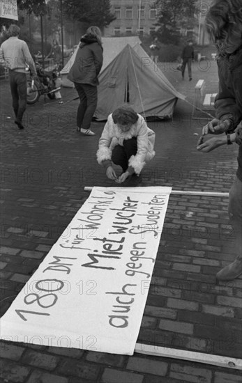 Students and their associations protested against student rent extortion on Kennedyplatz in Essen