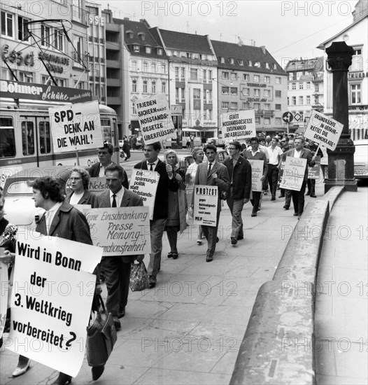 The peace movement demonstrated in Bonn on 16. 6. 1965 against the emergency laws and nuclear weapons