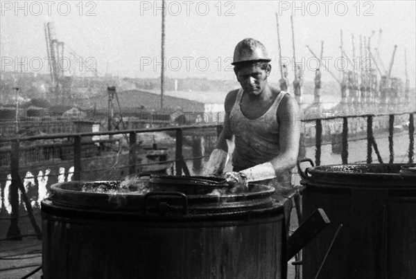 Work at the Port of Hamburg and Howaldtswerke Hamburg