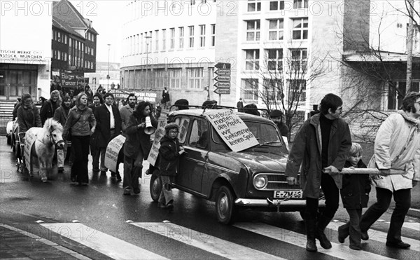 A demonstration with a DKP motorcade on 24 November 1973 in Essen against the driving bans on carless Sundays caused a sensation