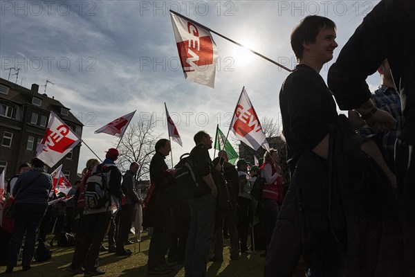 Crowd with flags of GEW and GdP