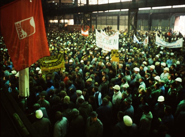 Du-Rheinhausen. Steelworkers of the Krupp steelworks fight for their jobs in 1987 and occupied the Rhine bridge