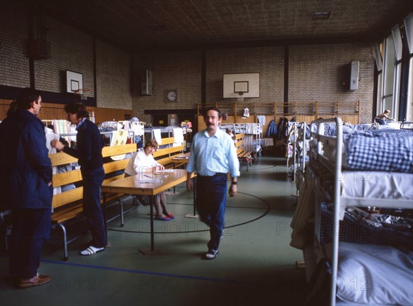 Gymnasium were also used. Immigrants and foreign refugees in North Rhine-Westphalia on 28. 10. 1988 in Unna-Massen. Since the sleeping accommodations were not sufficient