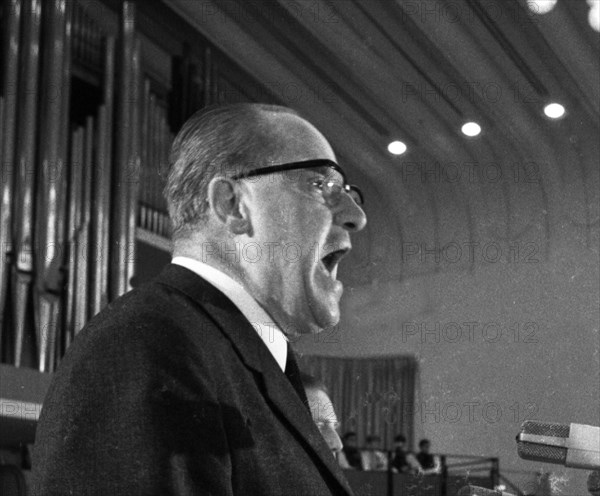 The SPD politician Herbert Wehner gave a speech in a church in the Ruhr area
