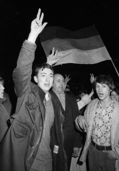 The right-wing radical action Resistance of the NPD was a nationwide response to Willy Brandt's policy of understanding with the East in 1970. These generated a sometimes furious reaction from left-wing parties and groups at the Au appearances of old and neo-Nazis. Neo-Nazis raise their hand with three fingers as identification and substitute for Hitler salute