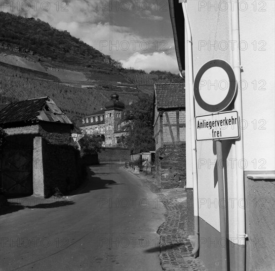 Government representatives with their vehicles in 1966 during a police check at the hitherto secret atomic bunker of the Federal Government in the Ahr valley