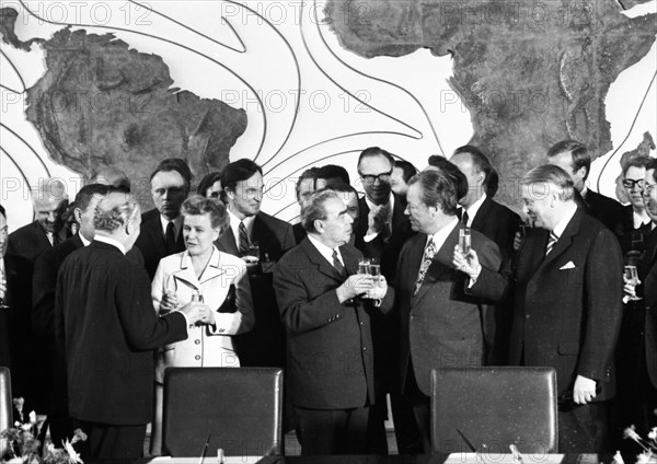 The visit of the Soviet Head of State and Party Leonid Brezhnev to Bonn from 18-22 May 1973 was a step towards easing tensions in the East-West relationship by Willy Brandt. Picture centre: Willy Brandt