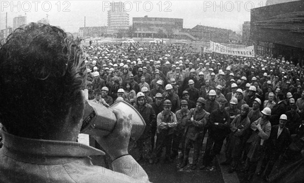 The detente policy of Willy Brandt and his SPD-FDP coalition was controversial. Spontaneously