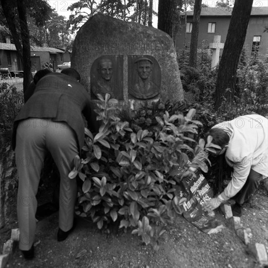 The shooting of Cologne sailors Max Reichspietsch and Albin Koebes on 5 September 1917 in Cologne-Wahn for mutiny prompted youth associations to protest and lay a wreath in commemoration after 50 years