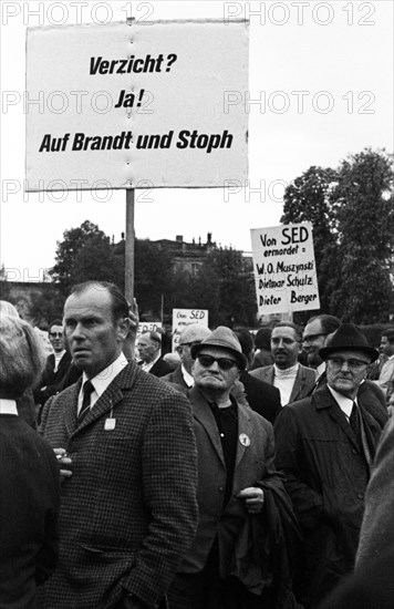 The second meeting of Federal Chancellor Willy Brandt with GDR MP Willi Stoph on 21 May 1971 in Kassel was accompanied by a large number of statements for and against the Brandt government's policy of detente. Associations of Displaced Persons