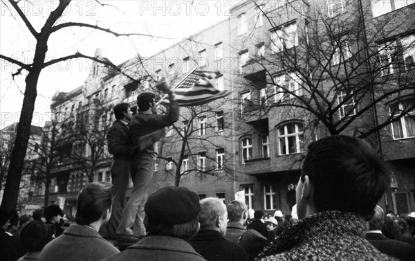 The 1968 International Vietnam Congress and the subsequent demonstration by students from the Technical University of Berlin and 44 other countries was one of the most important events of the 1960s and was influential in the student movement. Counter-demonstrators with US flag