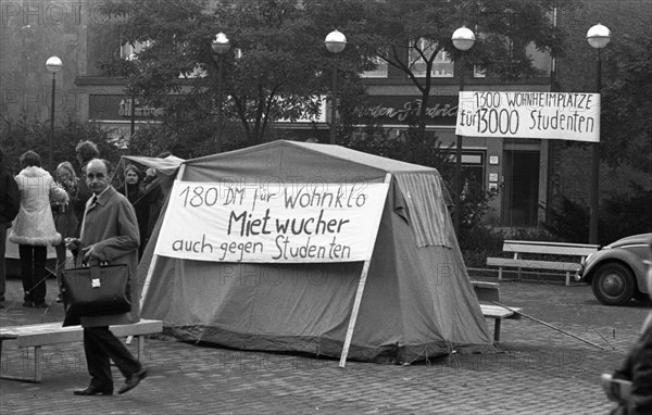 Students and their associations protested against student rent extortion on Kennedyplatz in Essen