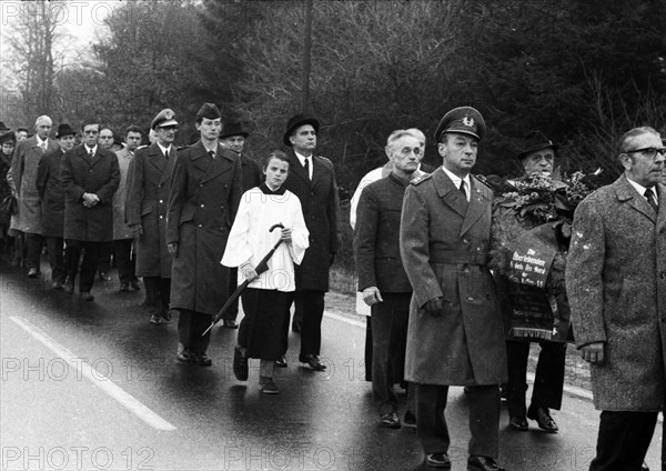 A meeting of the traditional associations of the Waffen- SS to honour their dead of the 6th SS Division North on 14. 11. 1971 in Hunrueck was accompanied by the Bundeswehr with officers and a squad of recruits