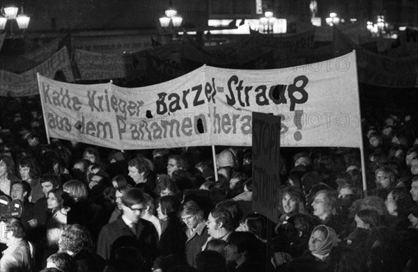 Supporters and friends of the SPD/FDP government coalition demonstrated in Bonn on 26 April 1972 with a torchlight march and rally in favour of the government and the ratification of the Eastern treaties