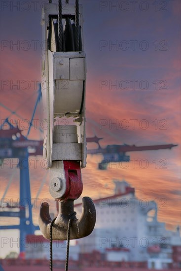 Old harbour crane for general cargo