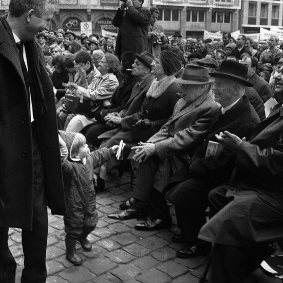 The Congress Emergency of Democracy was a first significant manifestation of trade unions and other democratic forces against the emergency laws on 30. 10. 1966 at the Roemer in Frankfurt/M