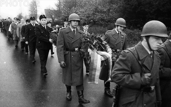 A meeting of the traditional associations of the Waffen- SS to honour their dead of the 6th SS Division North on 14. 11. 1971 in Hunrueck was accompanied by the Bundeswehr with officers and a squad of recruits