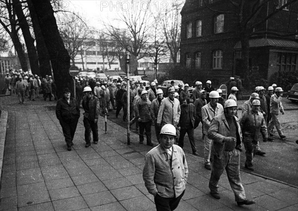 This warning strike of the steel workers of Hoesch AG Westfalenhuette on 10 January 1972 in Dortmund was a spontaneous strike which the participants extended to a demonstration in the city