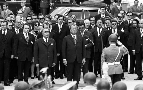 The visit of CPSU party leader Leonid Brezhnev to the Federal Republic of Germany - here in Cologne-Bonn on 22 May 1973 - is concluded with full military honours by Federal Chancellor Willy Brandt. Willy Brandt