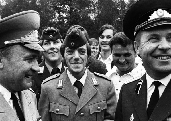 Leftists and the peace movement laid flowers for Stukenbrock at the graves of Soviet war victims of the Nazi regime as a sign of reconciliation here on 4. 9. 1971 in Stukenbrock near Bielefeld. Recruits of the German Armed Forces and officers of the Red Army