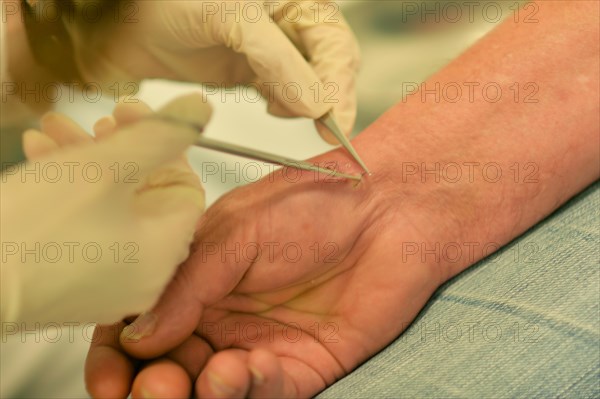 This internist in the centre of a larger city works mainly as a family doctor. The photo shows: Treatment of an injured person due to an accident at work