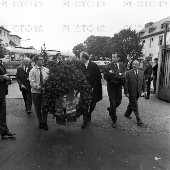 The shooting of Cologne sailors Max Reichspietsch and Albin Koebes on 5 September 1917 in Cologne-Wahn for mutiny prompted youth associations to protest and lay a wreath in commemoration after 50 years