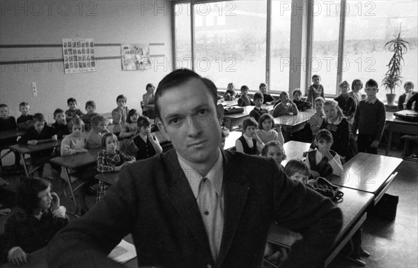 Overcrowded classes and annoyed teacher at a Bochum secondary school in 1966